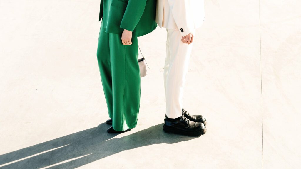 grüner Hosenanzug und weißer Anzug, schwarze Schuhe
