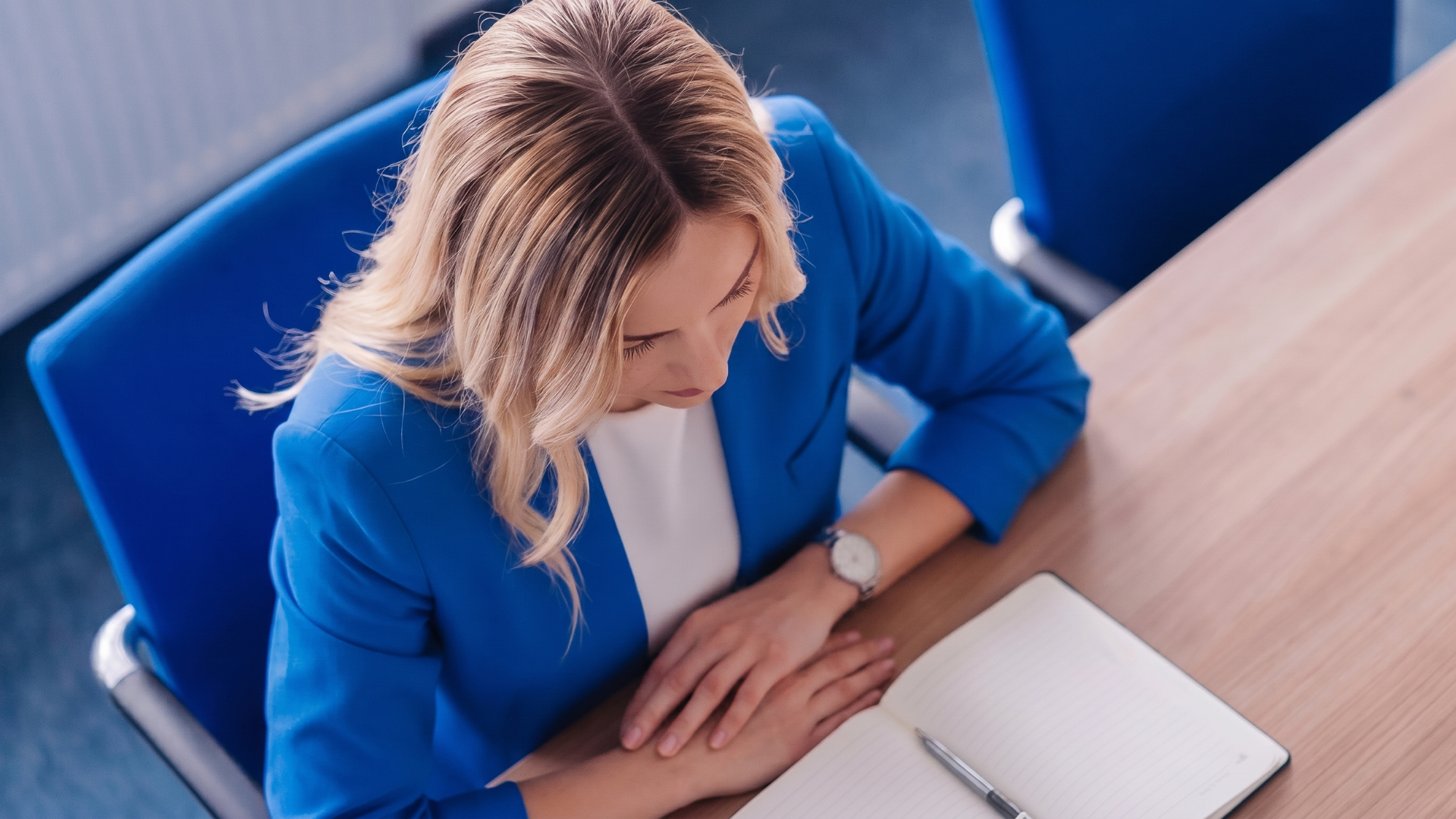 Frau blickt auf ihr Notizbuch