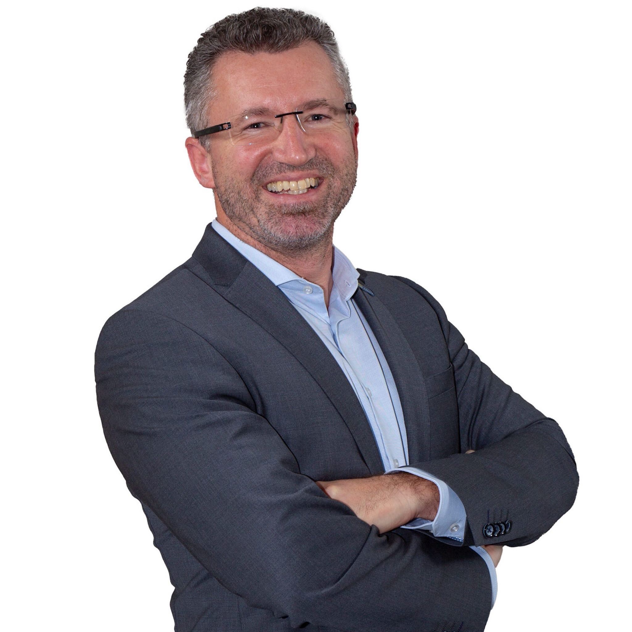 Lachender Mitarbeiter in Business-Kleidung